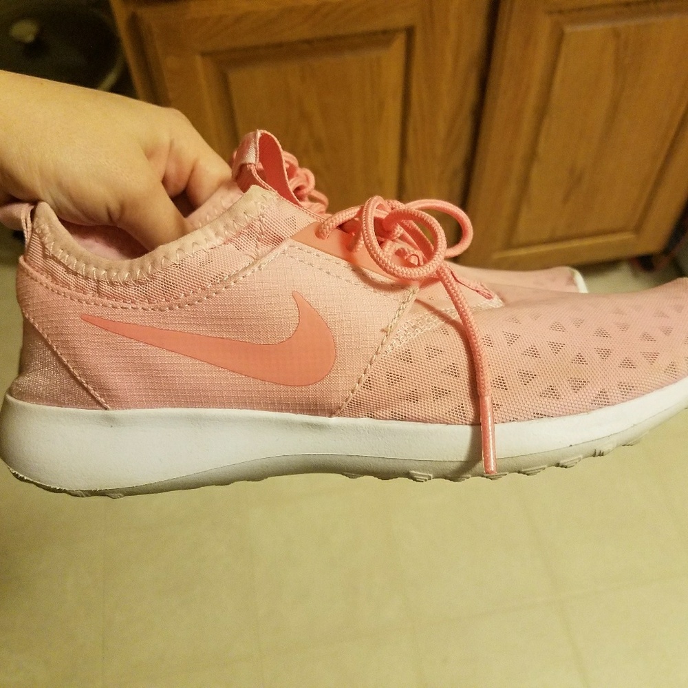 Women's Nike shoes juvenate
